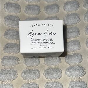 Earth Aqua Aura Eye Creme in White and Blue